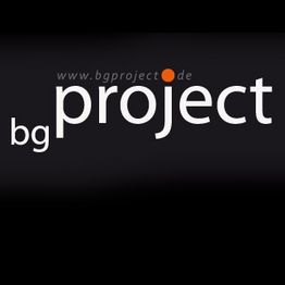 Schwarzes Logo mit der Aufschrift "bgproject" und einer orangefarbenen Punktelement.