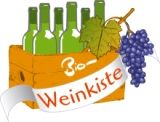 Illustration: Vier Weinflaschen in einer Kiste mit Traube und Blatt. Text: „Bio-Weinkiste“.