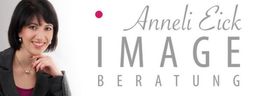 Porträt einer lächelnden Frau neben dem Schriftzug "Image Beratung Anneli Eick".