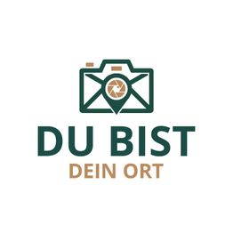 Logo mit Kamera-Icon und Schriftzug "Du bist dein Ort" in Grün und Braun.