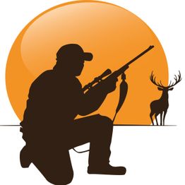 Jäger mit Gewehr zielt auf einen Hirsch vor oranger Sonne.