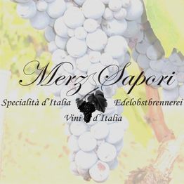 Trauben am Rebstock mit Aufschrift: "Merz Sapori, Specialità d'Italia, Edelobstbrennerei".