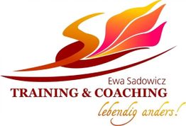 Logo mit stilisierter Flamme und Text: "Ewa Sadowicz, Training & Coaching, lebendig anders!".