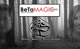 Waldhintergrund mit BeTaMAGIC-Logo und zwei teils verdeckten Gesichtern, Spade-Symbol unten.