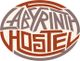 Logo mit der Aufschrift "Labyrinth Hostel" in stilvollen Buchstaben.