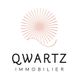 Logo de Qwartz Immobilier, avec un motif circulaire abstrait en rose au-dessus du texte.