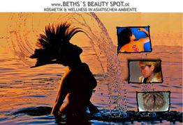 Frau wirft im Meer Wasser mit Haaren auf; Wellness-Bilder an der Seite.