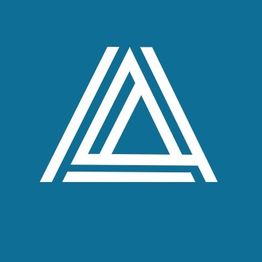 Weißes, geometrisches Dreieck-Logo auf blauem Hintergrund.