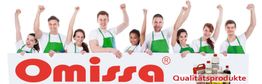 Personen in grünen Schürzen heben Arme hinter einem Schild mit der Aufschrift "Omissa Qualitätsprodukte".