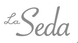 Grauer Schriftzug "La Seda" auf weißem Hintergrund in geschwungener Schrift.