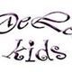 Künstlerischer Schriftzug "DeeLea kids" in geschwungenen Buchstaben auf weißem Hintergrund.