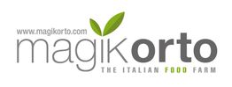 Logo Magikorto, scritta grigia con foglia verde, sito web in alto: www.magikorto.com.
