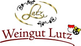 "Weingut Lutz Logo mit Weinreben und Wappen. Goldene und rote Schrift."