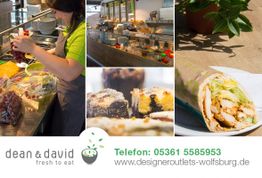 Restaurant-Mitarbeiterin bereitet Wrap vor, daneben Bilder von Desserts und einem fertigen Wrap.