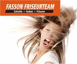 Frau mit fliegendem Haar vor Friseursalon-Werbung "Fasson Friseurteam: Schnitte, Farben, Frisuren".