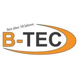 Logo von B-TEC, umgeben von orangefarbenem Bogen. Text: "Seit über 10 Jahren".