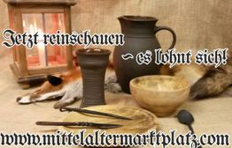 Mittelalterliches Geschirr-Setup mit Text "Jetzt reinschauen - es lohnt sich!" und Website-Adresse.