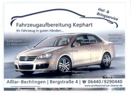 Silbernes Auto, Text beschreibt Fahrzeugpflege-Angebote wie Lackversiegelung und Innenreinigung.