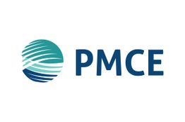 Logo mit blauer und grüner Weltkugel und den Buchstaben "PMCE" in dunkler Schrift.