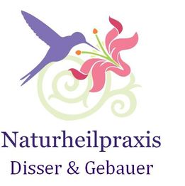 Kolibri und Blume neben "Naturheilpraxis Disser & Gebauer" in lila Schrift.
