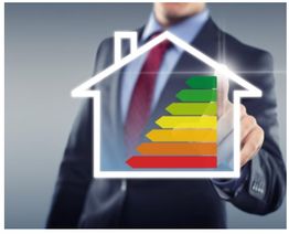 Hombre en traje señalando un gráfico de eficiencia energética dentro del contorno de una casa.