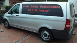 Silberner Lieferwagen mit Werbung für Beulen-, Dellen- und Hagelschäden-Reparatur.