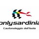 Logo di OnlySardinia, autonoleggio dell'isola con profili e bandana colorata.