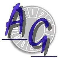 Buchstaben "AG" in Blau auf grauem Hintergrund mit Zahlen.