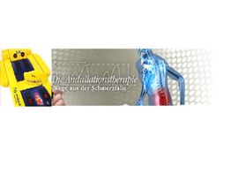 Gelbe Therapieliege mit Text: "Die Andullationstherapie - Wege aus der Schmerzfalle" und Figur.