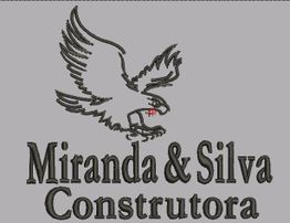 Águia em voo sobre o texto "Miranda & Silva Construtora" em fundo cinza.