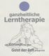 Ein nachdenklicher Mensch mit Bleistift, Text: "Ganzheitliche Lerntherapie - ein Konzept der Zeit."