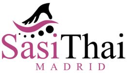 Logo de Sasi Thai Madrid con huella negra y diseño curvo en rosa y negro.
