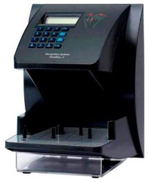 Dispositivo di riconoscimento biometrico con tastiera e schermo integrati, colore nero.