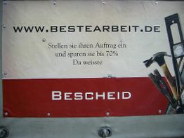 Banner mit URL, Sparangebot und Werkzeugen auf rotem Hintergrund.