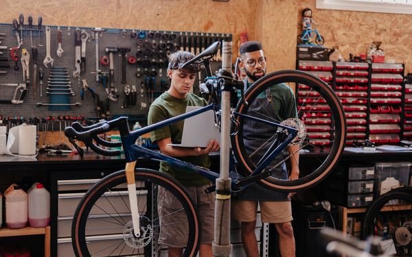 Zwei Fahrradmechaniker optimierten die Technik eines Gravel Bikes in ihrer Werkstatt.