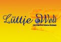 "Lüttje Welt" Schriftzug auf gelbem Hintergrund mit orangefarbenen Akzenten.