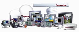 Verschiedene Raymarine-Navigationsgeräte, einschließlich Bildschirmen, Antennen und Instrumenten.