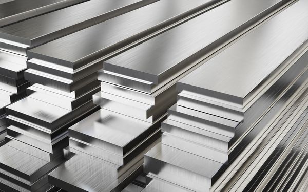 Gestapelte Metalplatten