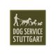 Mensch mit drei Hunden und Text "Dog Service Stuttgart" auf olivgrünem Hintergrund.