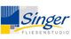 Logo von Singer Fliesenstudio in Blau und Gelb mit modernem Design.