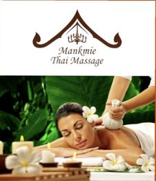 Frau genießt eine Thai-Massage mit Blüten, Kerzen und tropischen Hintergrund bei Mankmie Thai Massage.