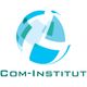 Blau-grünes abstraktes Globus-Logo mit dem Text "Com-Institut" darunter.