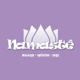 Lila Hintergrund mit weißem Lotus und Text: "namastê, massage - epilation - yoga".