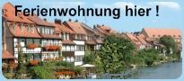 Reihenhäuser am Fluss mit Text "Ferienwohnung hier!".