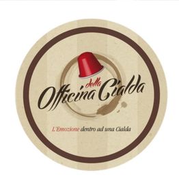 Logo circolare con testo "Officina della Cialda" e capsula rossa. Slogan: "L'Emozione dentro ad una Cialda".