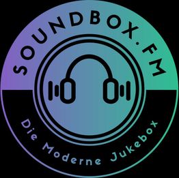 Kreislogo mit Kopfhörern und Text: "SOUNDBOX.FM, Die Moderne Jukebox" in Farbverlaufstönen.