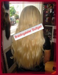 Lange blonde Haare von hinten, Schild mit "Braidingatelier Stuttgart" im Vordergrund.
