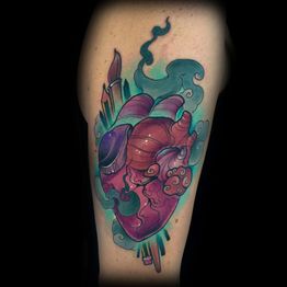 Tatuaje colorido de corazón anatómico en un brazo, rodeado de diseños abstractos y humo.