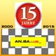 Abzeichen zum 15-jährigen Jubiläum von AN.BA.LUB, 2000–2015 auf kariertem Hintergrund.