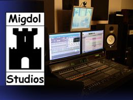 Tonstudio mit Mischpult, Bildschirmen und Lautsprecher neben dem Logo von Migdol Studios.
